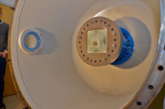 Her ser dere glassplaten, etter at den er blitt utsatt for fem bars overtrykk, som tilsvarer envannsøyle på 50 meter. Tanken på enden av tuben har en diameter på 1,6 meter og er til sammen 5,1kubikkmeter.