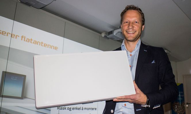 Flatt: De som ikke liker parabolantenner kan nå få et flatt alternativ. Er ikke det pent nok kan du ta et bilde av husveggen og skrive ut en plakat av den som du limer på antennen. Da er det ikke så lett å få øye på den, ifølge kommunikasjonsdirektør Kenneth Tjønndal Pettersen.