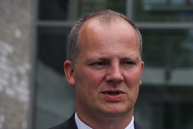 Samferdselsminister Ketil Solvik-Olsen kutter i bredbåndsmidler, men lover at terskelen for lønnsomhet i ekom-utbygging skal bli lavere.