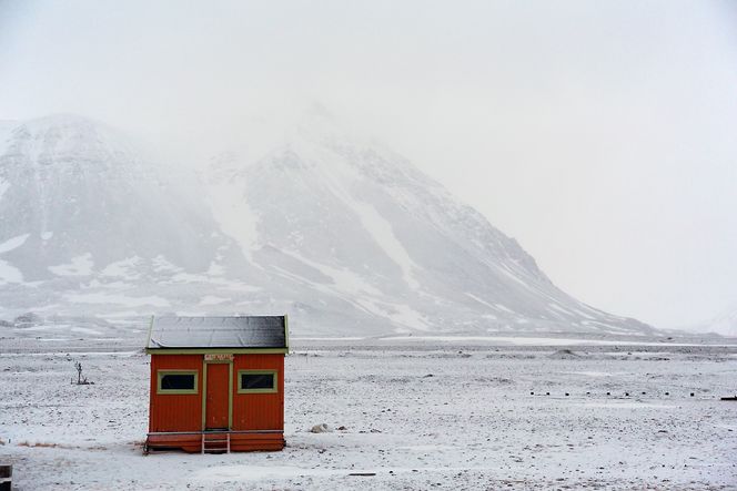 Smått: Ikke alle forskningsstasjonene i Ny-Ålesund ruver så veldig i terrenget. Foto: Eirik Helland Urke