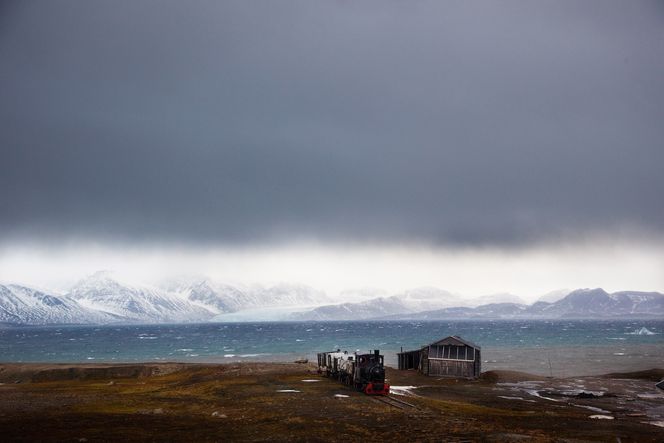 Kulltog: Det gamle kulltoget står fortsatt, mange år etter at kulldriften opphørte i Ny-Ålesund. Foto: Eirik Helland Urke
