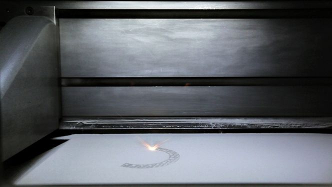 Lasersmelting: Her ser vi hvordan laseren har smeltet metallpulveret og er i ferd med å danne et 0,02 mm tykt sjikt i et produkt som fremstilles i SLM-maskinen.