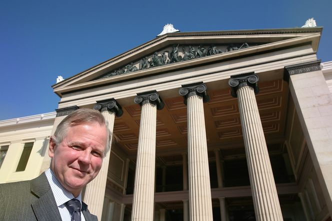 Opp: Ole Petter Ottersen er fra Kongsberg, byen hvor Norges første universitet egentlig skulle ligge. – Universitetet skulle først ikke legges til Oslo. Og som stolt kongsberggutt er det forsmedelig at Bergseminaret ikke ble til universitet fordi byen «var for melankolsk». Det var faktisk en av grunnene, humrer Ottersen.