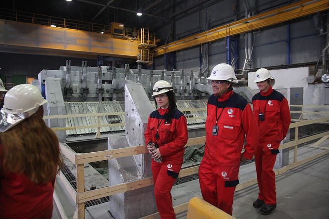 Her i Årdal har forskerne i Hydro testet ut de nye lektrolysecellene som skal brukes i pilotfabrikken på karmøy. Med på forskingen er blant andre kjemiker Benedicte Ofstad (med ryggen til), materialteknolog Kati Tschöpe, teknologidirektør Johannes Aalbuog kybernetiker Torstein Berge.