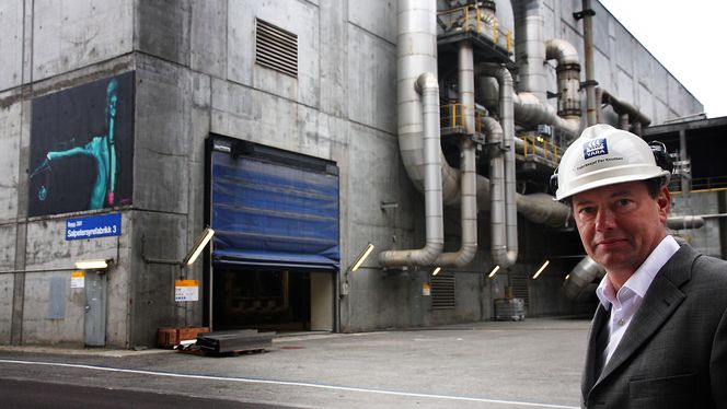 Beholdes: Fabrikksjef Per Knudsen foran den moderne Salpetersyrefarbrikk 3.