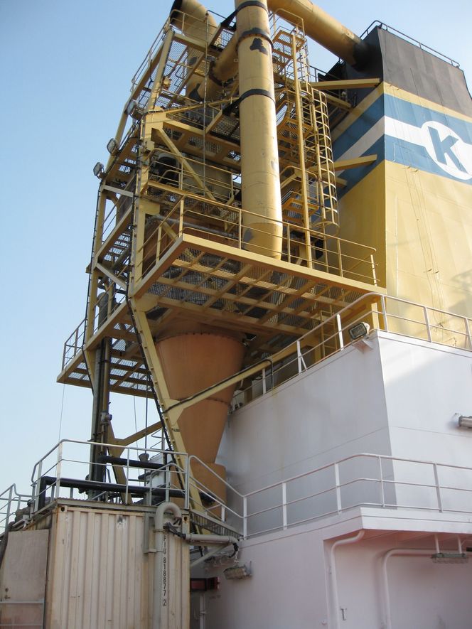 Man – machineLøsning: Skip med scrubber-anlegg kan fortsatt bruke tungolje. Svovel og sot vaskes ut av eksosen.