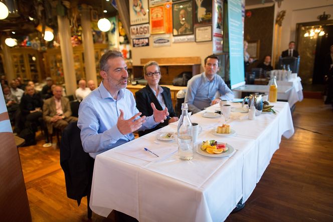 Saul Singer, forfatteren bak den internasjonale bestselgeren Israel Start-up Nation, sier at innovasjon er mer enn bare ideer. Fra venstre: forfatter Saul Singer, administrerende direktør i Innovasjon Norge Anita Krohn Traaseth og seniorrådgiver i Abelia Daniel Ras-Vidal.