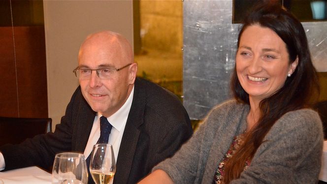 May-Britt Moser sier hun måtte ha nobelprisen skriftlig og lest opp av dekan Stig Slørdahl (t.v.) før hun trodde på det.