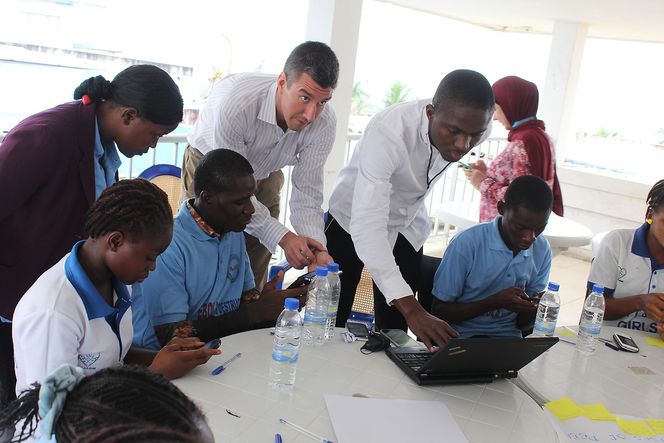 Chris Fabian ved Unicefs innovasjonsavdeling (i midten) samarbeider med både ungdom og helsemyndigheter for å få til en sms-løsning som ungdommen forstår.