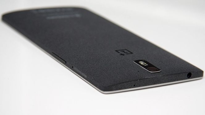 Bakdekselet på 64 GB-varianten er dekket med et filtlignende materiale.