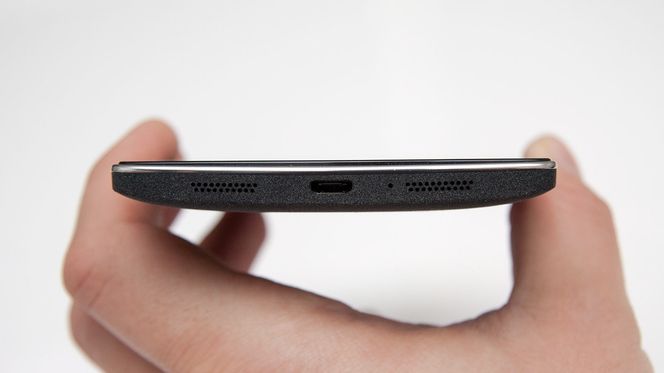 USB-tilkobling i bunnen. Her sitter to høyttalere som spiller monolyd.