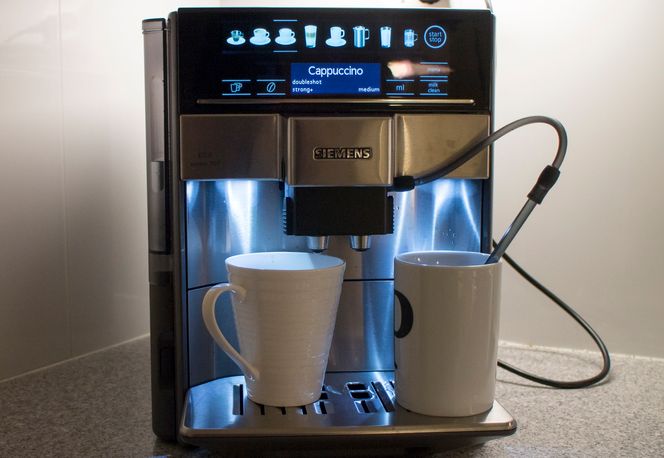 Melkemaskin: Det er svært enkelt å lage Cappuccino og andre kaffedrikker med melk. Dispenseren har en inngang for en melkeslange som suger melk opp fra en kopp. Best av alt er at systemet renses for melkerester så enkelt.