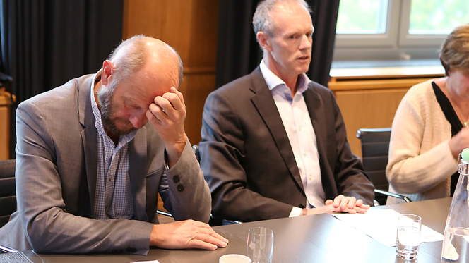 Ikke akkurat god stemning for Norsk Industri-sjef Stein Lier-Hansen, som de siste ukene har sett at flere av hans bedrifter har kuttet flere tusen ansatte. Sturla Henriksen i Norges Rederiforbund til høyre.