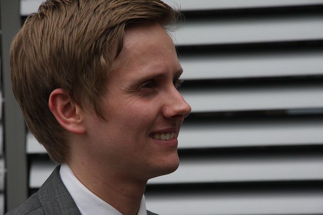Politisk rådgiver Reynir Johannesson (Frp) mener at enklere regler sørger for å senke terskelen for lønnsomhet i bredbåndsprosjektene, slik at statlige midler går til de prosjektene som trenger det mest.