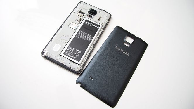 Bakdekselet kan fjernes. Her finner du det kraftige batteriet, som kan byttes ut.