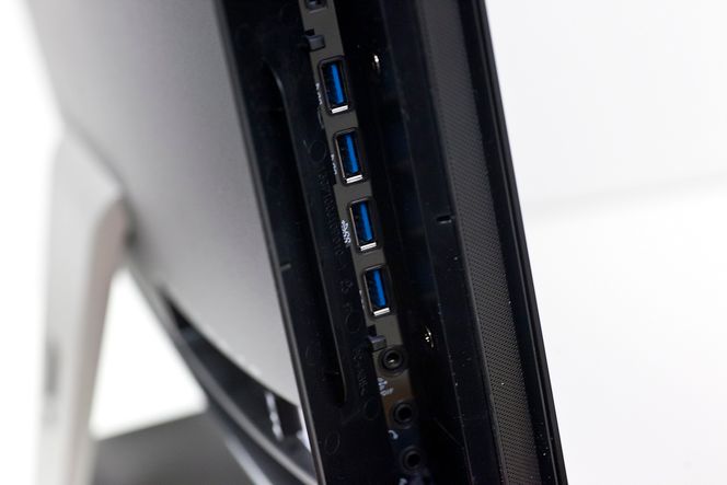 Asus-maskinen har også porter plassert på siden, noe som er praktisk.