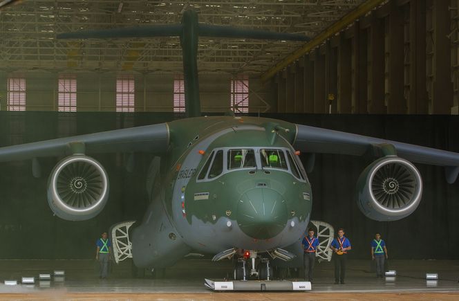 Transport- og tankflyet KC-390 fra Embraer Defense & Security ble rullet ut av hangaren 21. oktober.