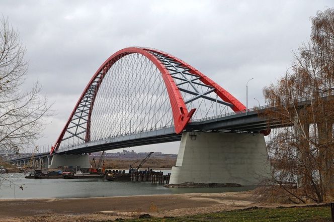 Konstruksjonsmetoden som er oppfunnet av Per Tveit gjør at bruer som denne i Novosibirsk kan bygges med mindre stål enn tradisjonelle bruer.