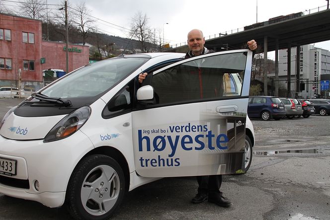 MILJØ: Tre er et miljøvennlig materiale. Det trekker Ole Kleppe og BOB helt ut og bruker en el-bil i markedsføringen. Den blir overlatt sameiet når bygget står ferdig.