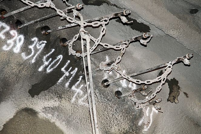 Rørparaply: Perforerte stålrør er boret inn i vifteformasjon i løsmassene. Deretter sprøytes betong inn under høyt trykk og binder massene.