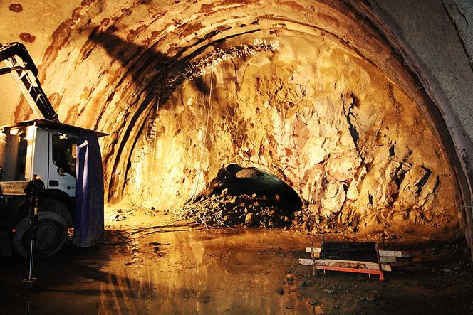 Uventet: På Snekkestad-siden møtte ingeniørene en svakhetssone de ikke ventet. Her brukes en teknikkk de har kalt rørparaply, så vidt vites ikke tidligere brukt i Norge. Utsprengningen skjer svært forsiktig i flere trinn, på bildet er kun en liten bit sprengt ut.