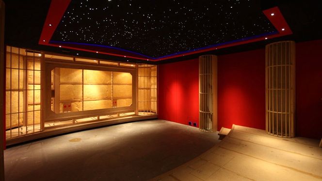 Her er skjelettet til rommet med veggene dekket av paneler, men hvor burene til høyttalerne enda ikke er trukket med høyttalerstoff. Prosjektet er ambisiøst, men gjennomført på en måte som vi knapt har sett –noe sted!