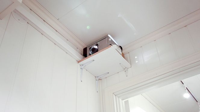 Bak i det tekniske rommet henger projektoren for stjernehimmelen. Fra den går det et uttall fibertråder som ender ut i hvert sitt stjernepunkt i kinoens tak.