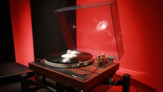 En Thorens TD 321 med Mørch DP6 arm, står på venstre side i kinoen.