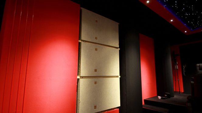 Med rammene tatt ned ser du den omfattende jobben med akustikkmattene som er gjort.