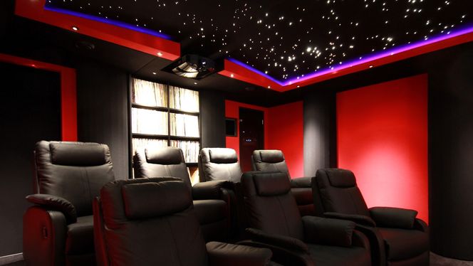 På innsiden av kanten hvelvingen hviler på er det montert blå LED-lys. Det gir en fin virkning. På bildet får du kanskje også et inntrykk av at stjernehimmelen lager et stilig optisk bedrag slik at avstanden til taket er utrolig vanskelig å bedømme.