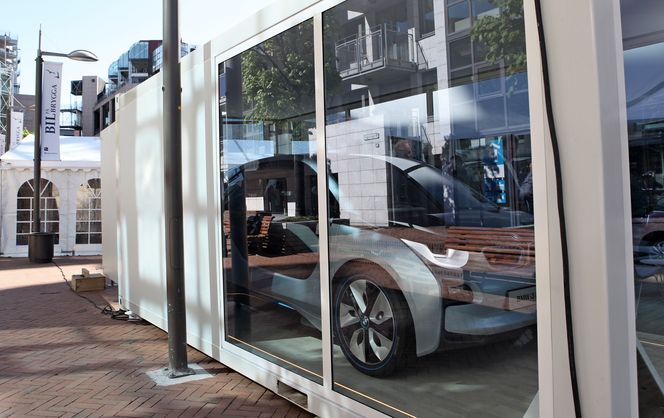BMW i3-konseptet begynner å få et par år på baken, og er nå utstilt i Norge for første gang. Det står i en boks på Aker brygge og skal til OSL første uka i juni.