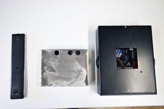 Liten enhet: Xcenter jobber nå med å redusere størrelsen på trygghetsalarmen. Til høyre er enheten slik den fremstår i dag. I løpet av neste år håper Xcenter å ha klart et produkt på størrelse med en middels fjernkontroll (venstre).