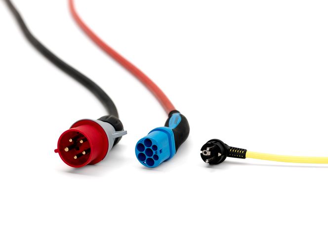 Volvo C30 electric kan lade enten med den rød industripluggen, blå mennekespluggen eller svarte schukopluggen.