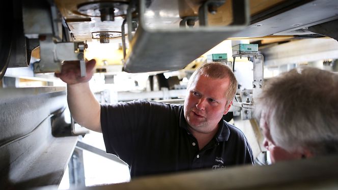 "Glide Fingers" under båten fungerer som mothaker som hindrer at den raser bakover dersom drivkjedet ryker, forklarer tekniker Morten Olsson (t.v.) til tivoliinspektør Per Ole Bjørklund.