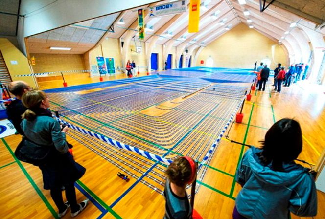 93,307 LEGO elementer brukte de åtte legoelskerne på å bygge en Lego-jernbane som var lang nok til å få tildelt Guinness Verdensrekord for verdens lengste plastikkjernbane.  to build a LEGO railway long enough to be awarded a Guinness World Record for the longest plastic toy train track – nøyaktig 4000.25 meter lang.