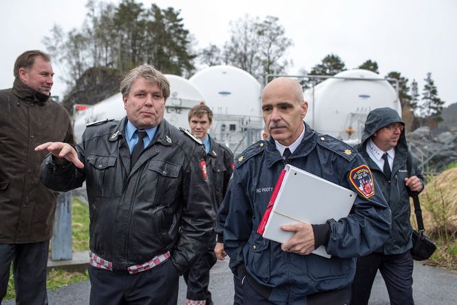 Lærerikt: Os Brannvesen og New York Fire Department i samtale om sikkerhet rundt LNG-drevne passasjerferger.  Staten Island Ferry skal bygge om dieselfergene til LNG-ferger i løpet av året og var nettopp i Norge for å høste erfaringer sammen med brannvesenet og representanter fra City of New York. Foto: Silje Katrine Robinson