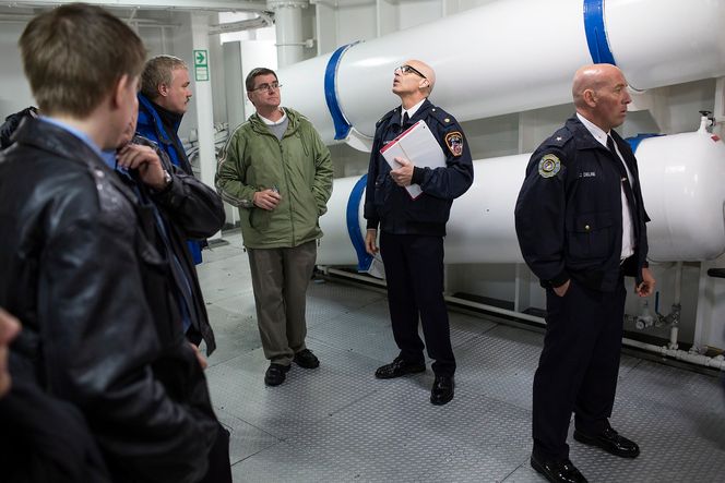 Lærerikt: Amerikanere fra New York Fire Department, City of New York og fergeselskapet Staten Island Ferry var tildigere denne måneden i Os. Fergeselskapet skal bygge om dieselfergene sine til LNG-ferger i løpet av året og høstet derfor erfaringer fra Fjord 1 og Rolls Royce. Foto: Silje Katrine Robinson