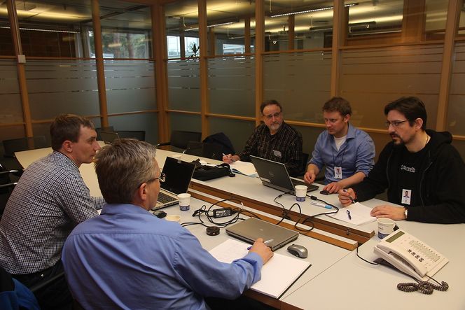 Forberedelser: ColdTech-prosjektet i møte for å planlegge et tok i isen. Fra venstre: Garry W. Timco, forsker, Canadian Hydraulics Centre, Håvard Nyseth (DNV), Arnaud Le Breton (DNV). Med ryggen til: Christian Petrich (prosjektleder, Norut) og Bjørnar Sand (Norut). Foto: Tore Stensvold