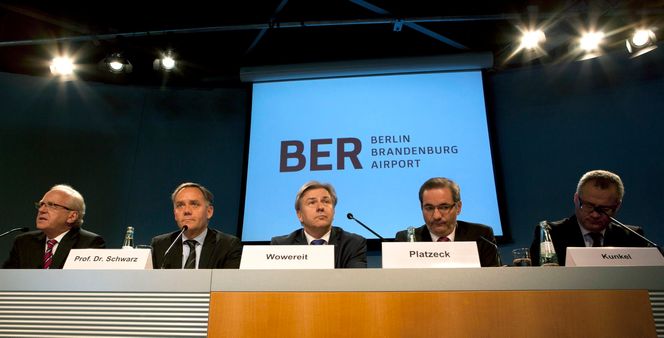 Dårlig stemning: Flyplass­direktørene Manfred Koertgen (f.v.)og Rainer Schwarz kalte inn til pressekonferanse sammen med borgermester Klaus Wowereit i Berlin, ministerpresident Matthias Platzeck i Brandenburg og ­pressetalsmann Ralf Kunkel, for å fortelle at de ikke rakk den planlagte åpningen av byens nye hovedflyplass få uker senere.  Foto: DAVID GANNON
