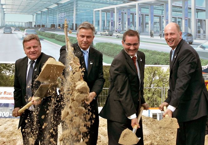 God stemning: Det var ingenting å si på humøret da daværende Deutsche Bahn-sjef Hartmut Mehdorn, borgermester Klaus Wowereit i Berlin, ministerpresident Matthias Platzeck i Brandenburg og direktør Thomas Weyer i Berlin Brandenburg International tok de første spadestikkene for den nye flyplassen i 2006. Foto: Reuters