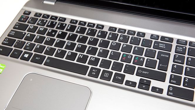 Tastaturet er tilsynelatende ikke spesielt grunt, men har likevel kort slaglengde og følgelig ganske middelmådig respons på tastetrykkene.