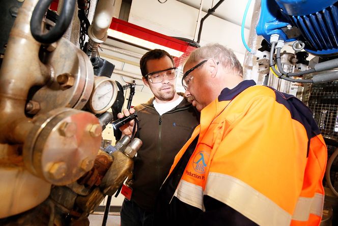 OPTIMISTER: Forsker Johann Mastin fra Institutt for Energiteknikk (Ife) (t.v.) og Birger Langseth fra Bilfinger kjørte nylig en vellykket pilottest av Ifes og Nordic Minings nye teknologi for utvinning av alumina fra anortositt. I det lange løp kan det bety at aluminiumsindustrien får en ny ressurs.