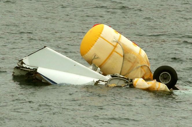 Ett av de fire flyteelementene forble inntakt etter at AS332L2-helikopteret gikk i sjøen og deretter tippet raskt rundt på ryggen.