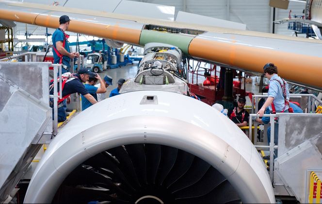 Den ene motoren på plass på A350 MSN-1, altså flyet som i juni var i lufta for første gang.