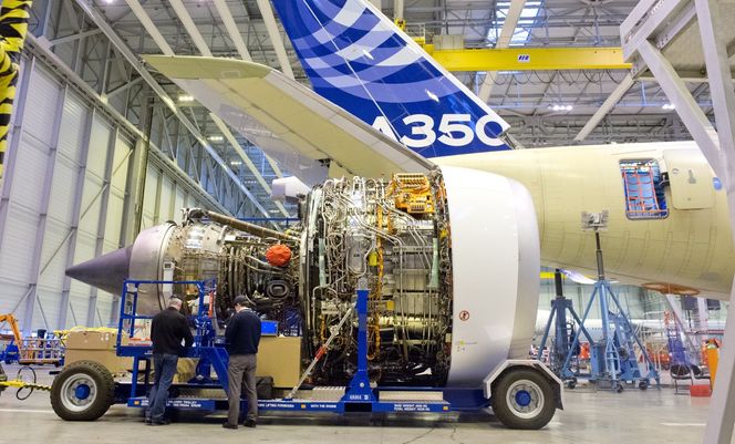 En av Rolls-Royce Trent XWB-motorene rett før montering under vingen på A350-900 XWB.