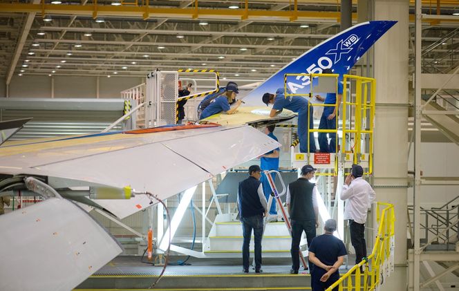 A350 er lett å kjenne igjen på de oppoverbøyde og tilbakestrøkne vingetuppene.