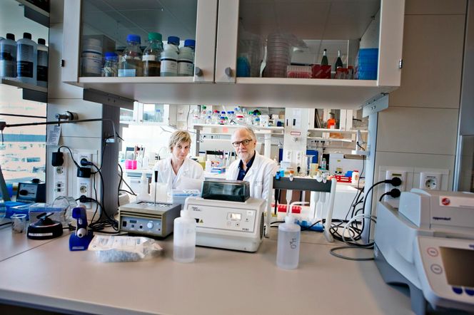 Immunsystemet bekjemper kreften: Professor Gustav Gaudernack ved Radiumhospitalet utviklet ideen til den nye immunterapien allerede på 90-tallet. Nå har han sammen med andre forskere ved Radiumhospitalet, bl.a. Else Marit Inderberg Suso (bildet), utviklet andre generasjon vaksine. Mange pasienter hadde svært god virkning av den første vaksinegenerasjonen, og nå er håpet at den nye generasjonen skal virke enda bedre.