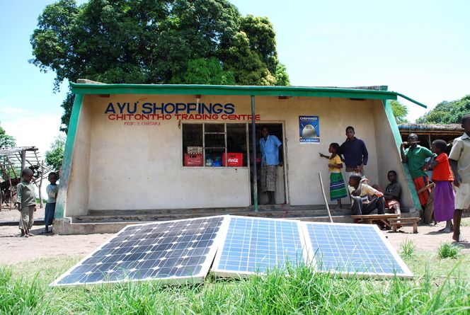 Solcellepanelene skal forsyne både telekomtårn og batteriladere.