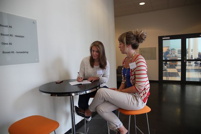 Anne Cathrine Strande Staube og Charlotte Kongshavn, realfagslærere ved Teknologiskolen Hundsund på Fornebu, håper flere elever ser hvor spennende det er med programmering.