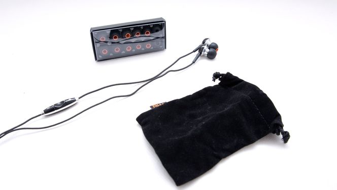 Pakken inneholder pluggene, sju par gummiputer og en liten bæreveske.